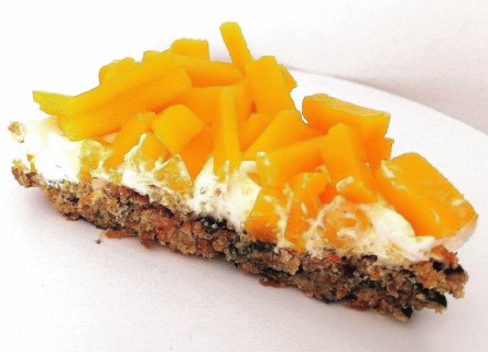 Pastel integral de mango y yogurt griego con bizcocho de zanahoria y espinaca