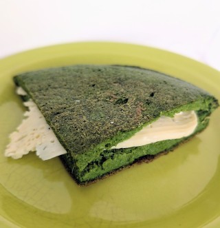 Pan de garbanzo y espinaca en sartén, protéico y sin gluten